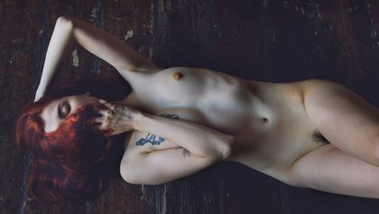 Nina Sever bonita modelo pelirroja de desnudos eróticos