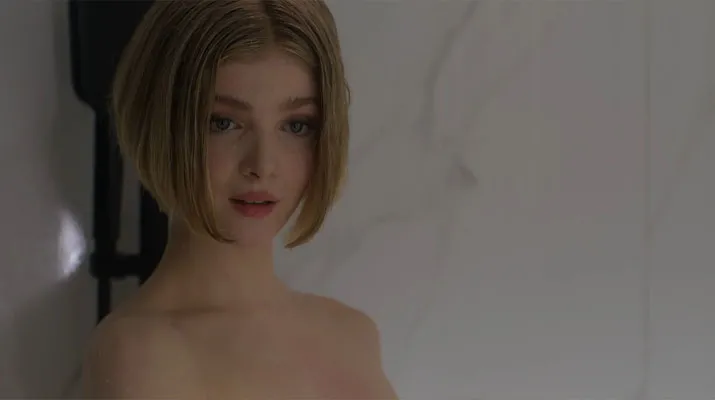 Elena Kampouris desnuda en la película Wifelike 